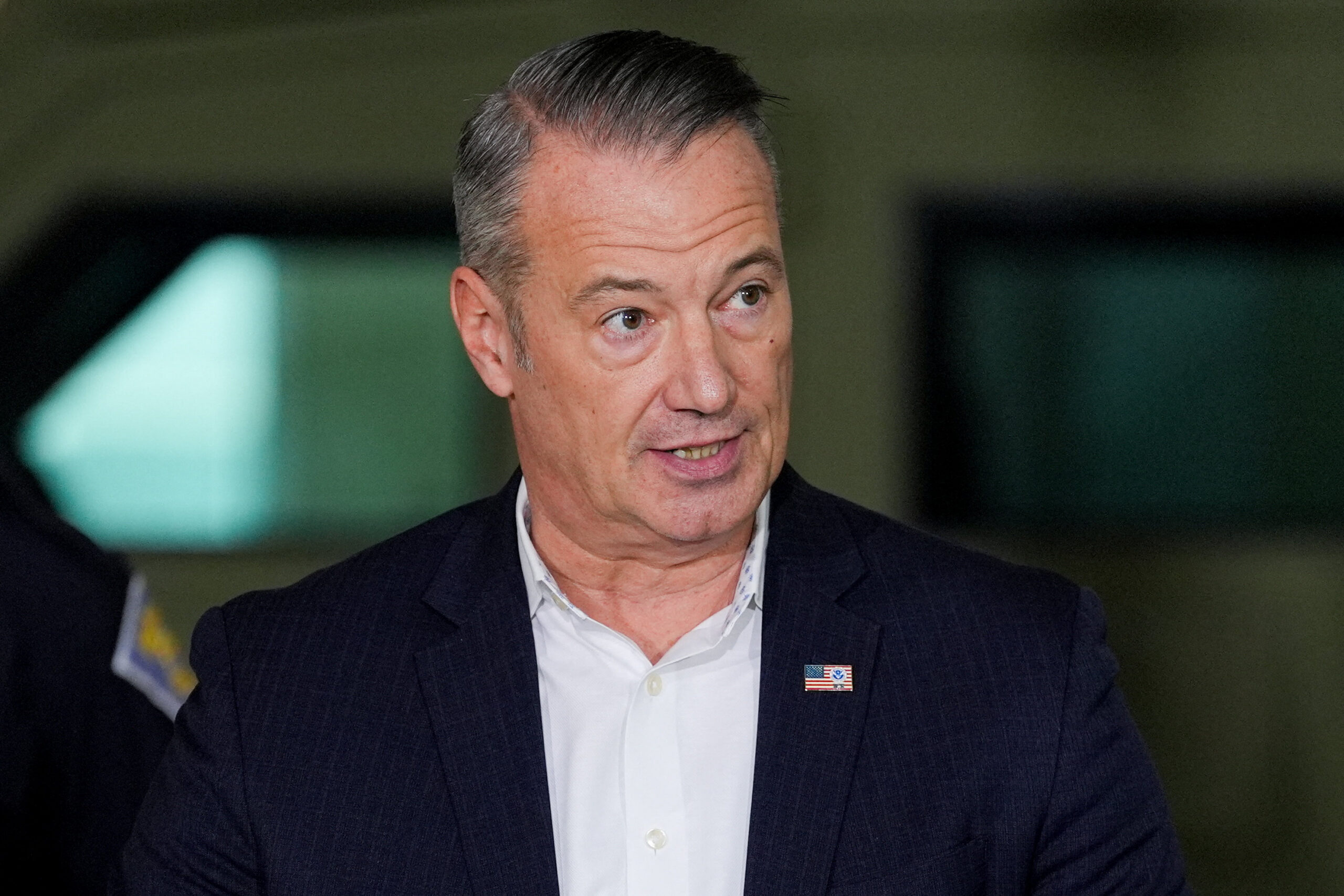 Todd Lyons, chefe interino da agência de imigração dos EUA, ICE, durante entrevista coletiva e...