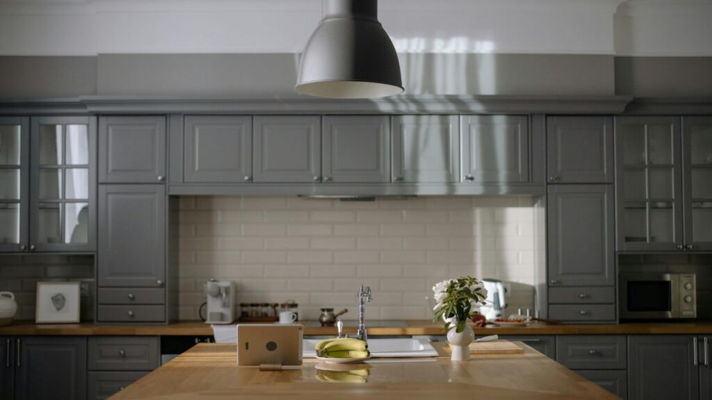 O Fim da Bagunça na Cozinha: O método de organização que poucos conhecem e que está salvando apartamentos pequenos no Brasil.