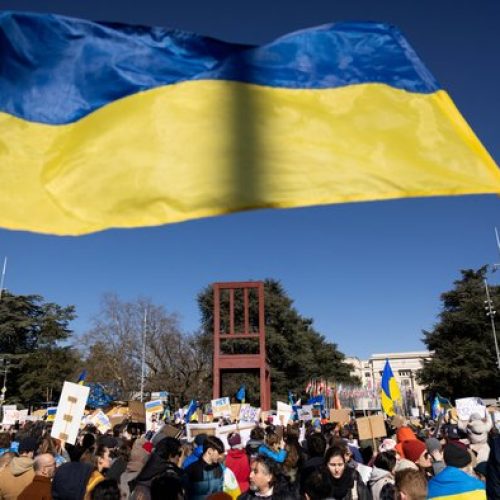 Manifestação de apoio à Ucrânia em Genebra, na Suíça. (Foto: (Pierre Albouy/Reuters)