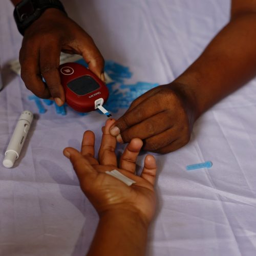 Uma pessoa recebe um teste gratuito de glicose no sangue durante uma campanha para marcar o Dia M...