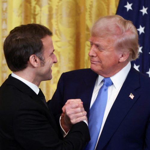Trump e Macron se cumprimentam na Casa Branca 24/02/2025 REUTERS/Evelyn Hockstein