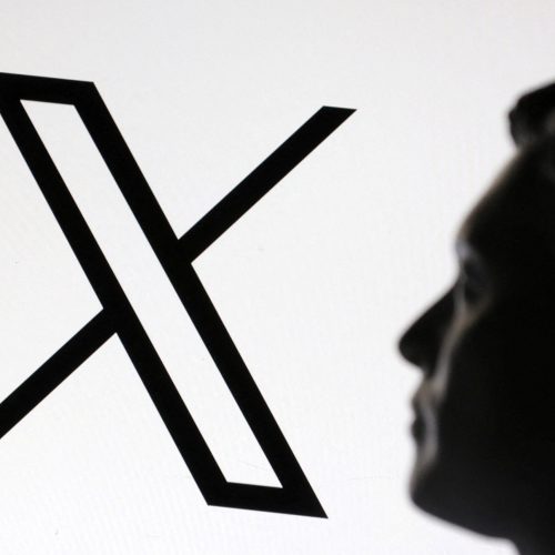 Silhueta do perfil do rosto de Elon Musk ao lado do logo do X em foto de ilustração 23/01/2025 ...