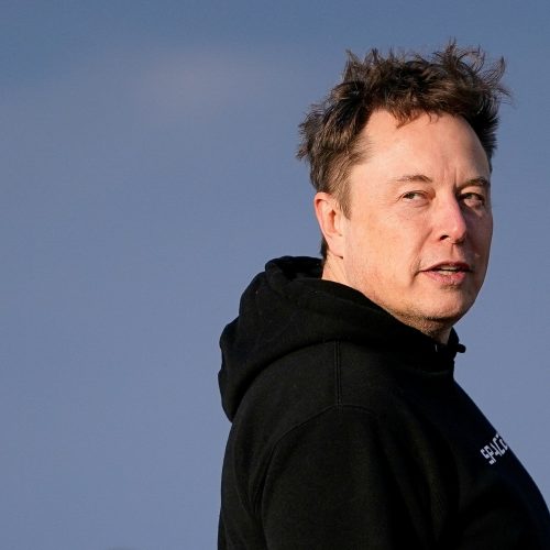 FILE PHOTO: O CEO da Tesla, Elon Musk, caminha para embarcar no Air Force One com o presidente do...