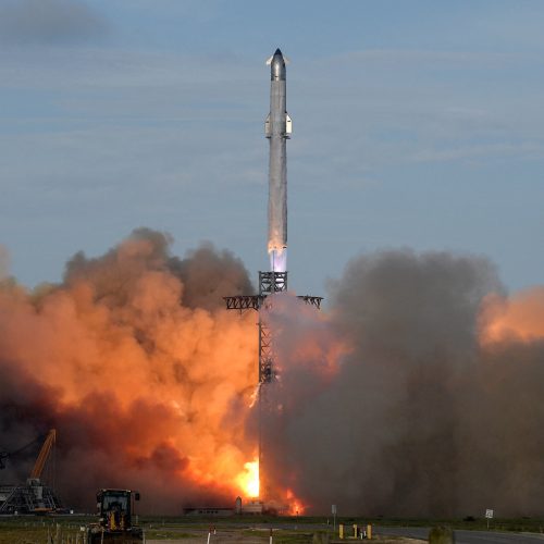 Um propulsor SpaceX Super Heavy transportando a nave espacial Starship decola em seu 10º voo de ...