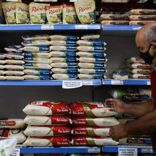 Sacos de arroz em prateleira de supermercado no Rio de Janeiro 10/09/2020 REUTERS/Pilar Olivares