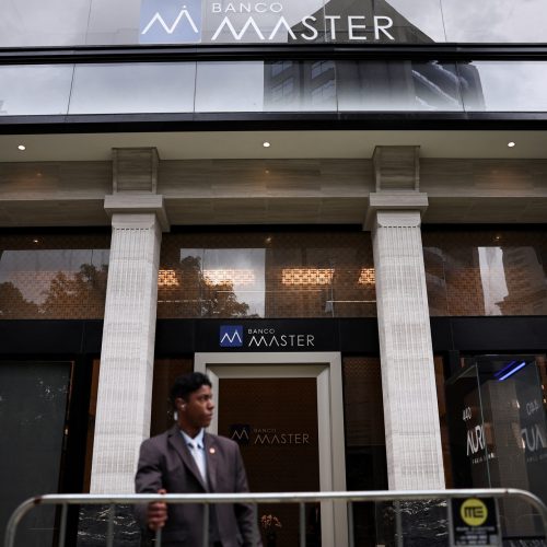 Um segurança permanece de guarda em frente ao Banco Master, após a prisão do acionista control...