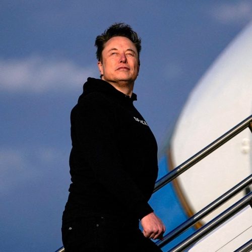 CEO da Tesla, Elon Musk, embarca no Air Force One com o presidente dos EUA, Donald Trump (não ap...