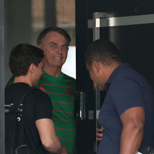 O ex-presidente do Brasil, Jair Bolsonaro, aparece na porta de sua casa, durante seu período de ...