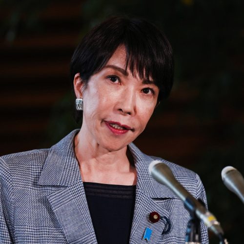 A primeira-ministra do Japão, Sanae Takaichi, fala com a imprensa após uma ligação telefônic...