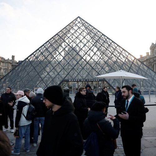 Pessoas próximas à Pirâmide de vidro do Museu do Louvre, em Paris, durante reunião de funcion...