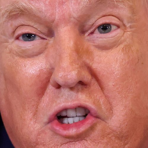 O presidente dos Estados Unidos, Donald Trump, fala durante reunião com executivos da indústria...