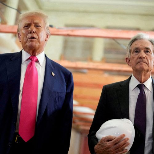 O presidente Donald Trump e o presidente do Federal Reserve, Jerome Powell, conversam durante uma...