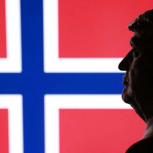 Nesta ilustração, tirada em 17 de janeiro de 2026, aparecem uma miniatura impressa em 3D do pre...