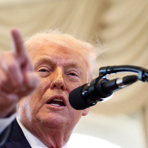 O presidente dos EUA, Donald Trump, discursa em uma cerimônia realizada para inaugurar um trecho...