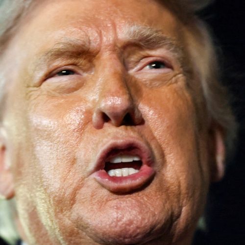 O presidente dos Estados Unidos, Donald Trump, fala com membros da imprensa antes de embarcar no ...