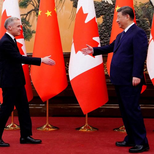 O primeiro-ministro canadense, Mark Carney, se reúne com o presidente da China, Xi Jinping, no G...