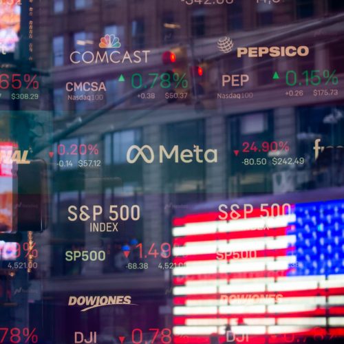 Informações sobre as ações da Meta no Nasdaq MarketSite em Nova York, EUA, na quinta-feira, 3...