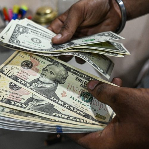 Um funcionário conta notas de dólar americano em uma casa de câmbio em Nova Délhi, Índia, no...