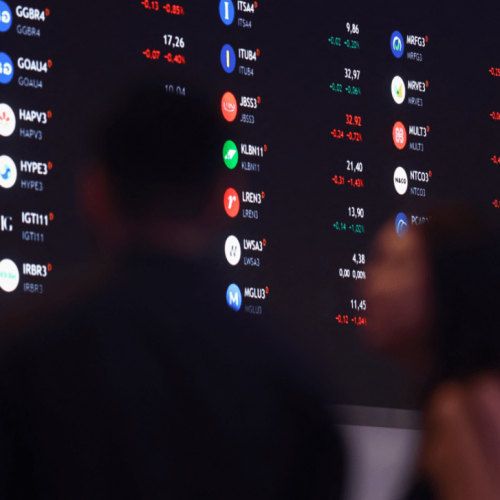 Painel eletrônico mostra cotações de ações na B3, em São Paulo 05/08/2024 REUTERS/Carla Car...