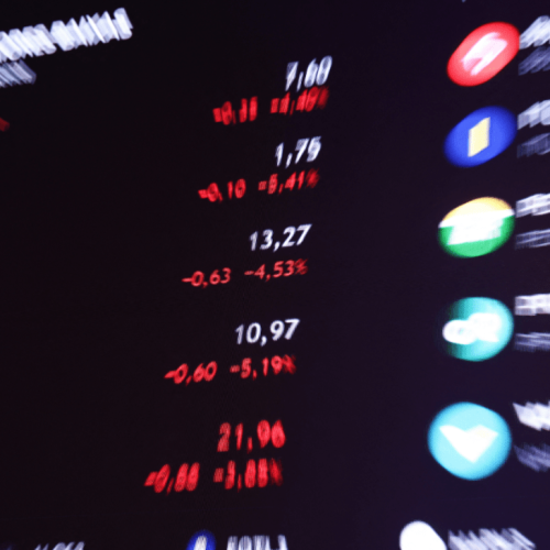 Painel eletrônico mostra cotações de ações na B3, em São Paulo 05/08/2024 REUTERS/Carla Car...