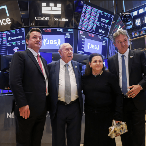 Wesley Batista, à esquerda, e seu irmão Joesley Batista, à direita, com seus pais, José Batis...