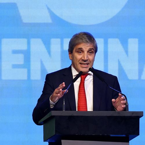 O ministro da Economia da Argentina, Luís Caputo, discursa em conferência conservadores em Buen...