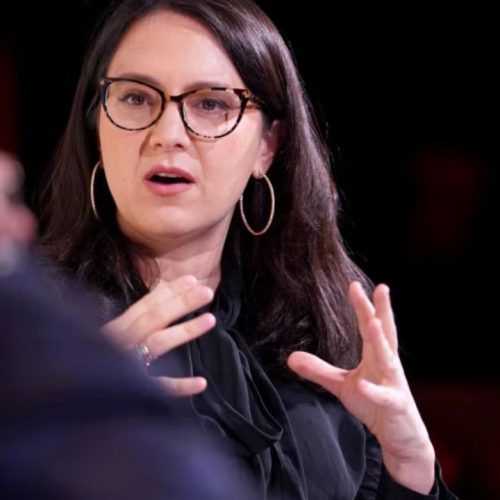 A editora-chefe da CBS, Bari Weiss (foto acima), engavetou uma reportagem do programa "60 Minutes" no último minuto, uma decisão que um correspondente considerou "política". Leigh Vogel/Getty Images