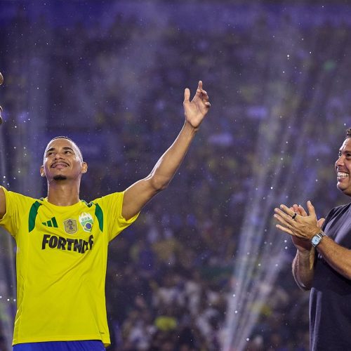 Leleti Garcia recebe o prêmio de melhor jogador da final - Divulgação/Site Oficial
