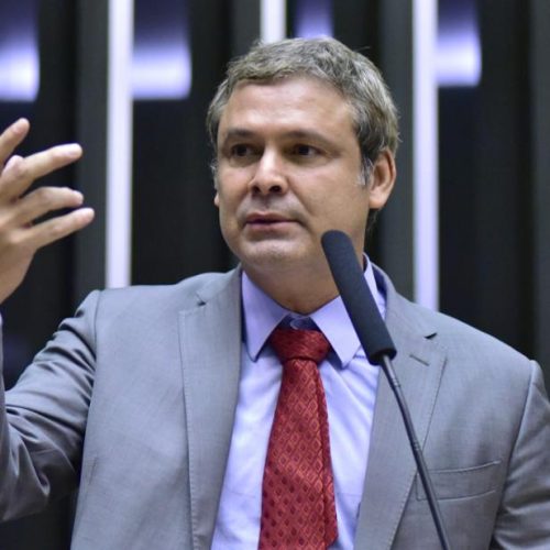 O deputado federal Lindbergh Farias (PT-RJ) discursa da tribuna do plenário da Câmara (Foto: Ze...