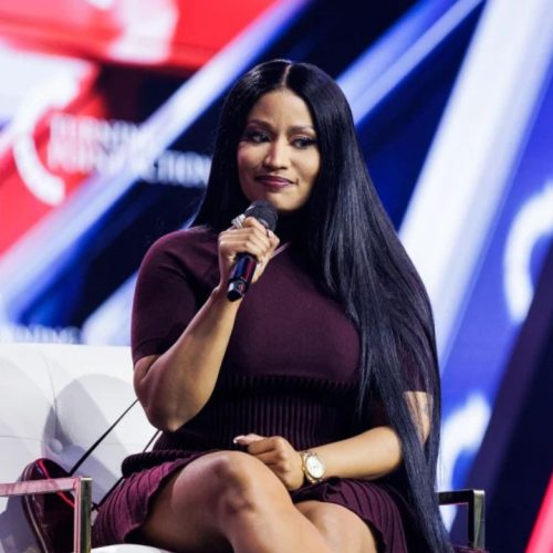 Nicki Minaj é entrevistada por Erika Kirk no último dia da conferência anual AmericaFest da Turning Point USA, no Centro de Convenções de Phoenix, em Phoenix, Arizona, no domingo.