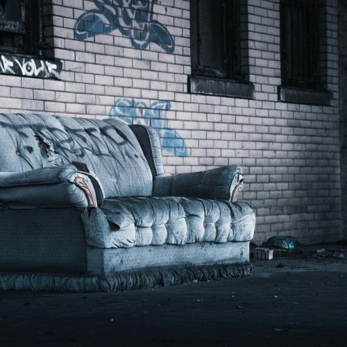 Seu sofá parece velho e encardido? A mistura caseira com 2 ingredientes que está ressuscitando sofás em todo o Brasil.