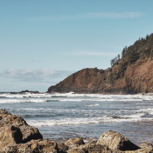 Cenário de rochas na costa noroeste do Pacífico em Cannon Beach, Oregon (Freepik)
