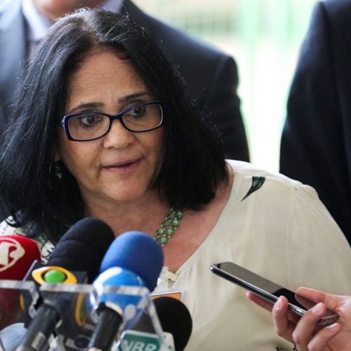 Ministra Damares Alves em coletiva à imprensa