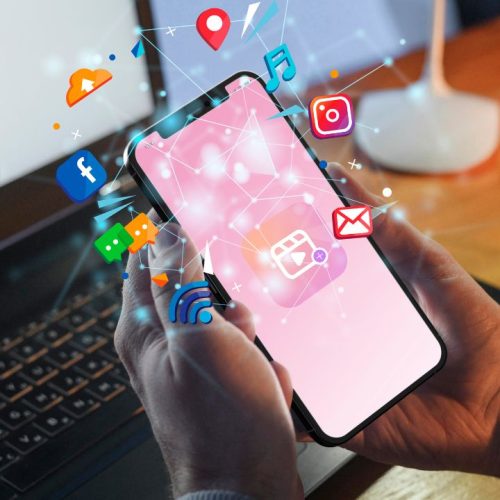 Internet e redes sociais conectando pessoas no ambiente digital
